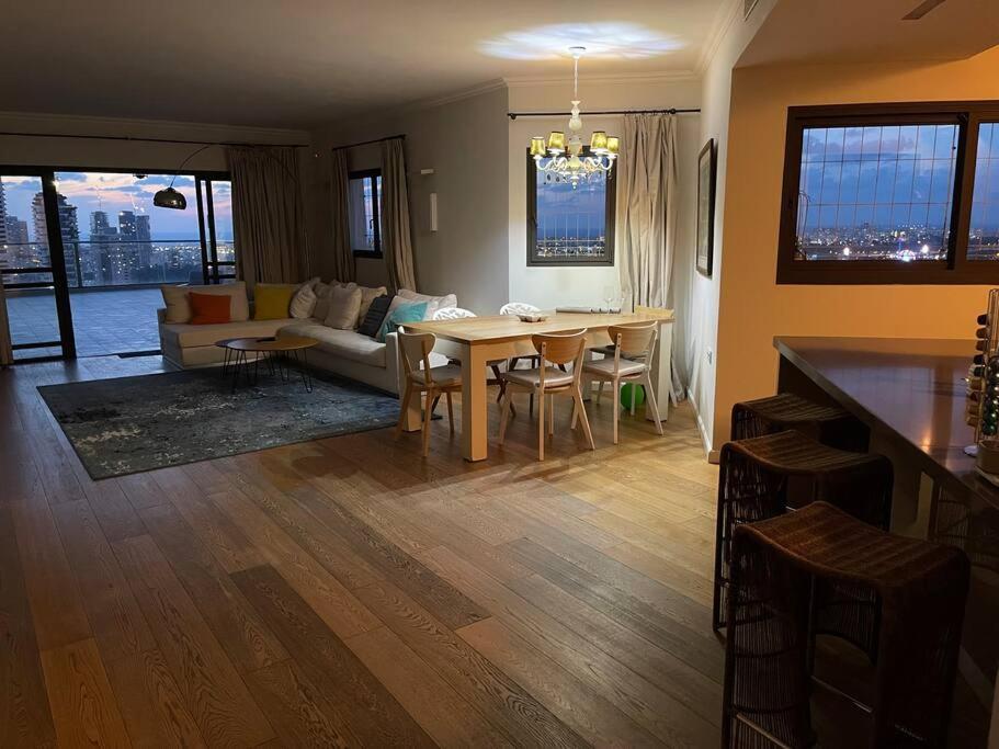 Ferienwohnung Beautiful Penthouse W/Amazing View, Prime Location Ramat Gan Exterior foto