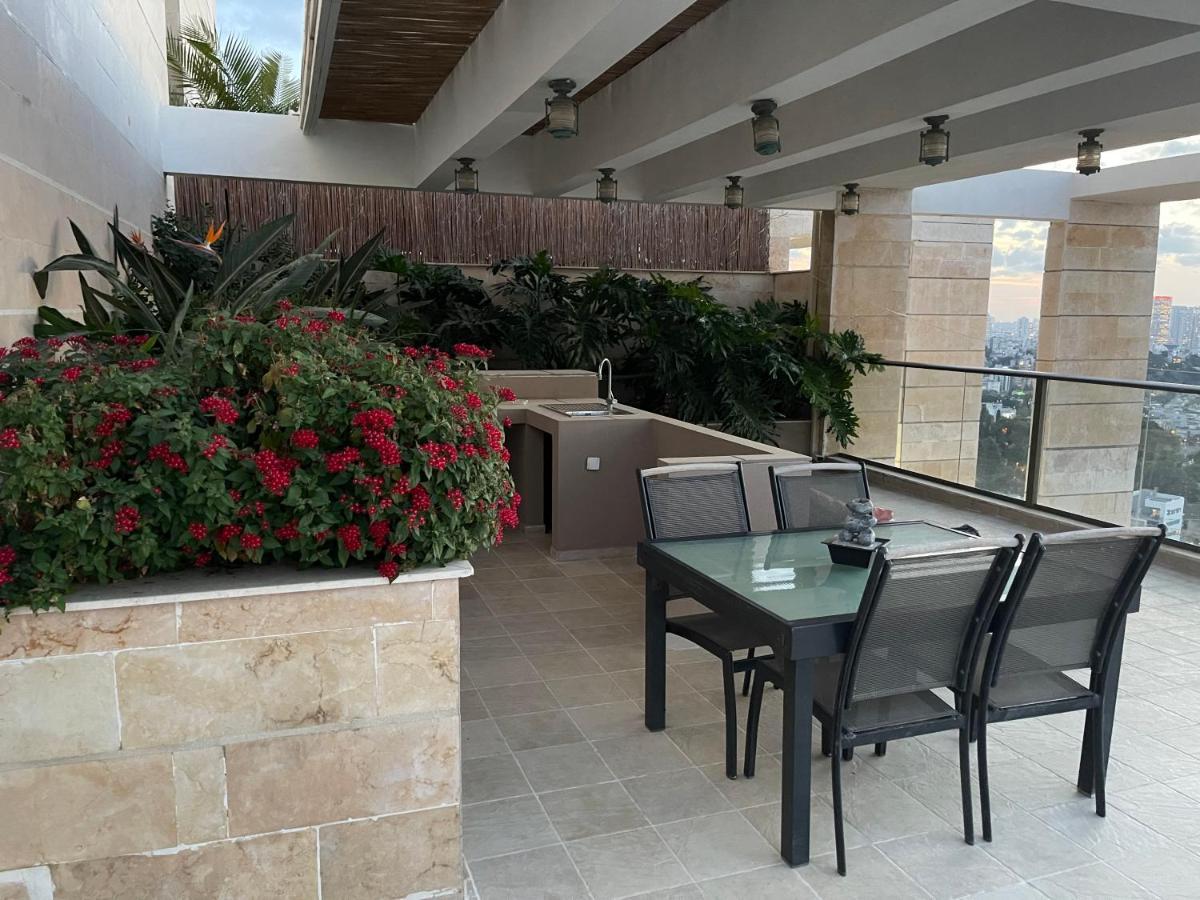 Ferienwohnung Beautiful Penthouse W/Amazing View, Prime Location Ramat Gan Exterior foto