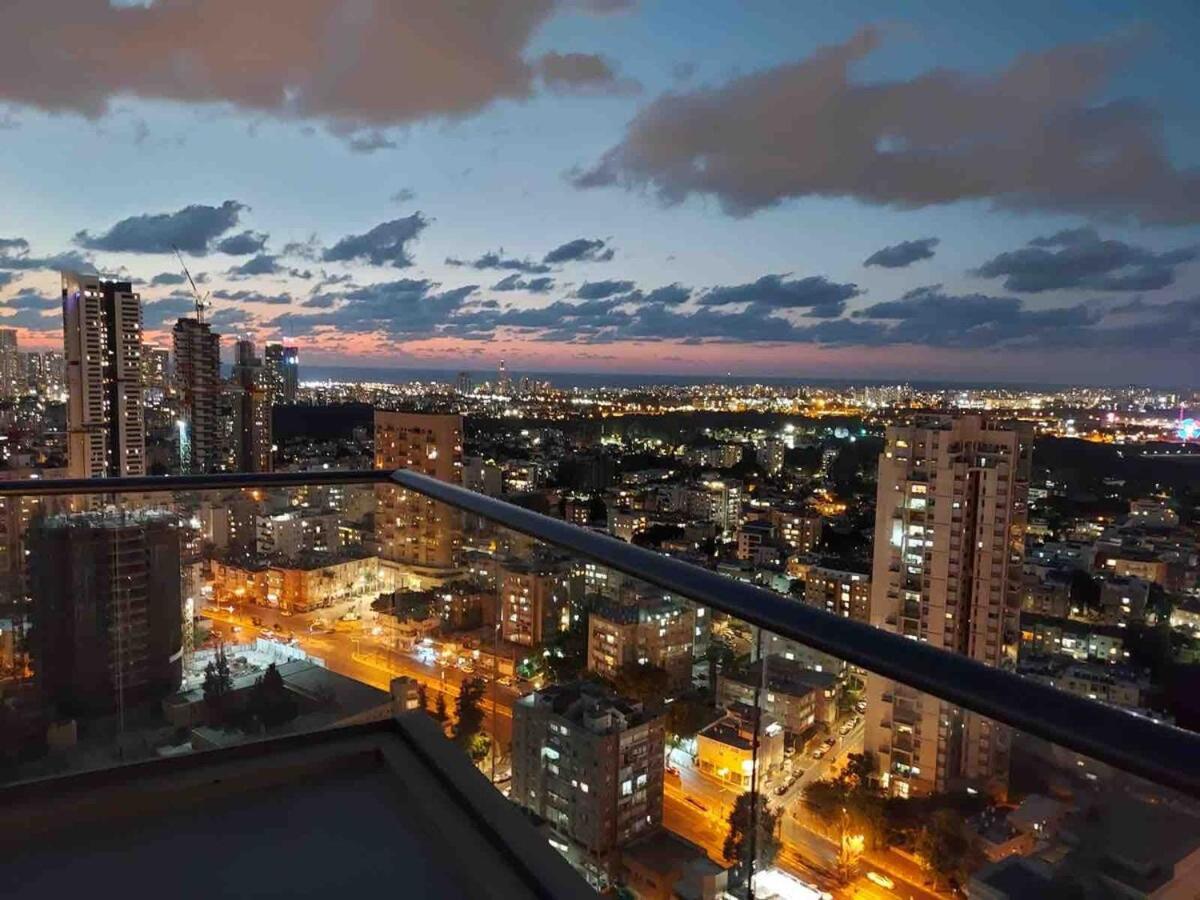 Ferienwohnung Beautiful Penthouse W/Amazing View, Prime Location Ramat Gan Exterior foto